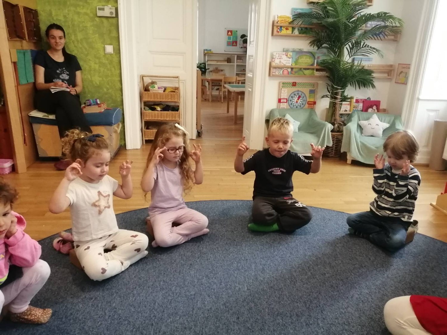 Kinder kommen in einem gemeinsamen Sitzkreis zusammen