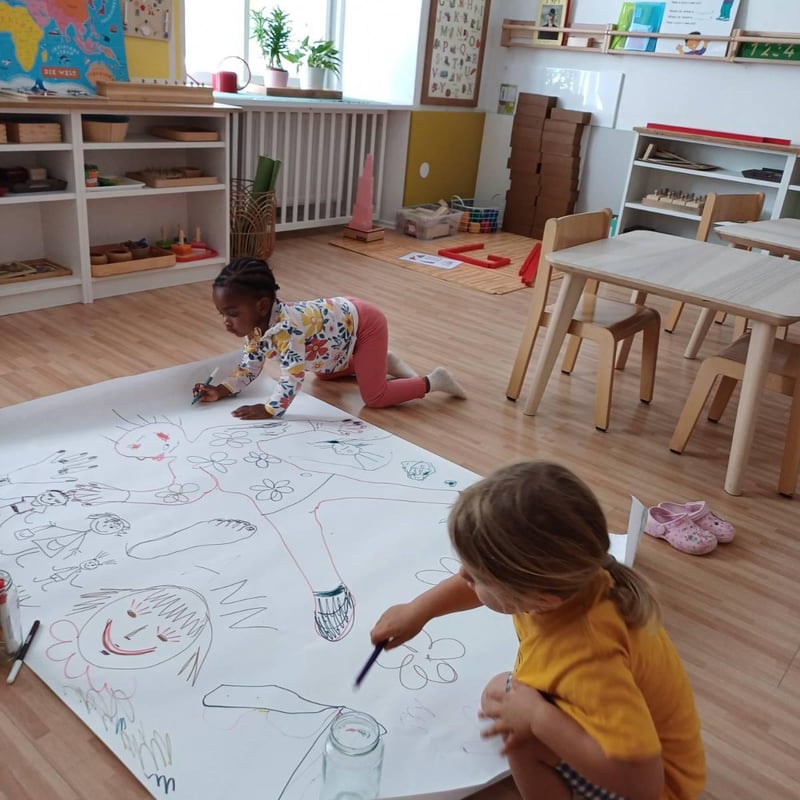 Kinder gestalten gemeinsam im Gruppenraum