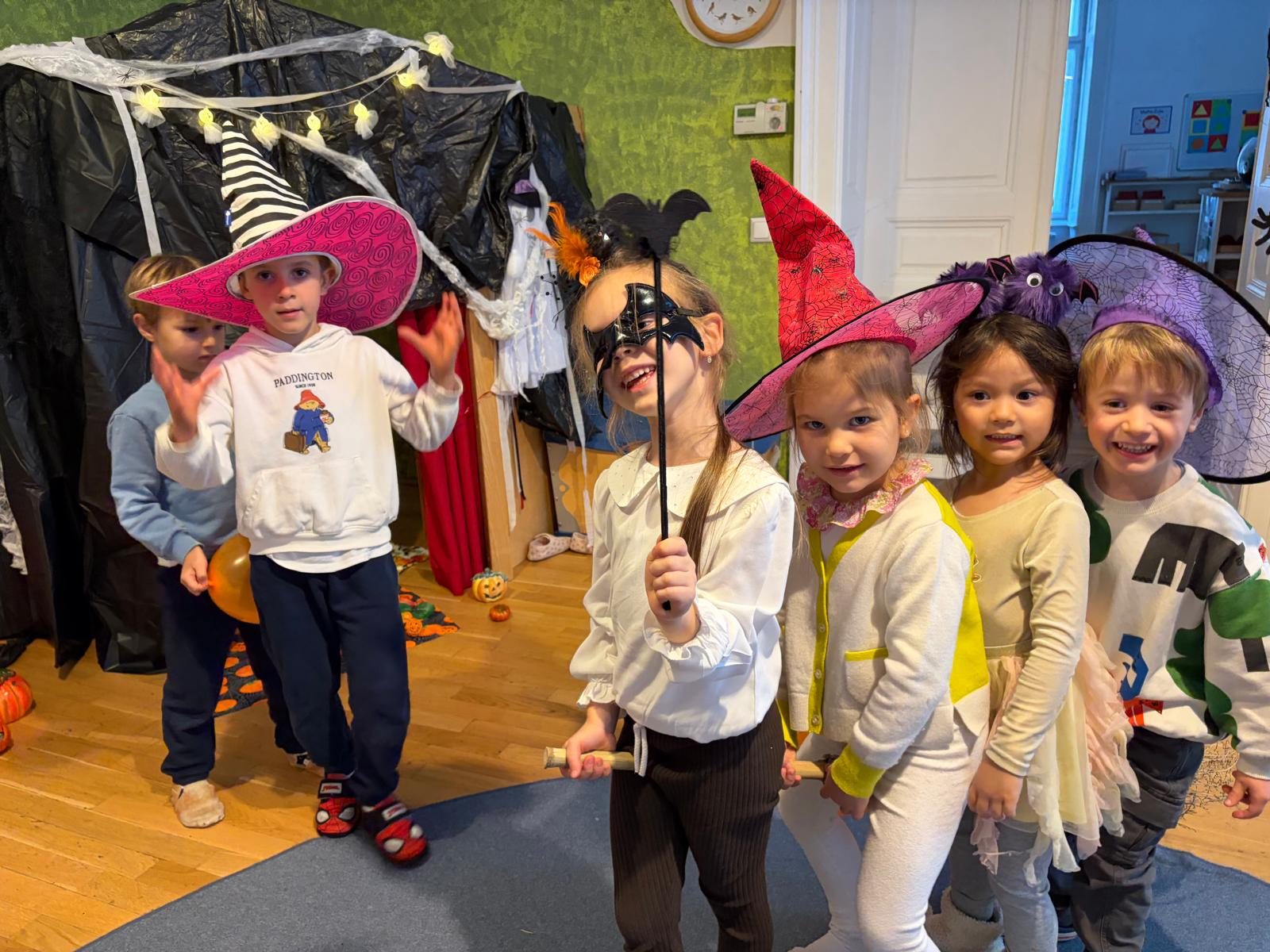 Kinder spielen gemeinsam mit bunten Hüten und Verkleidungen